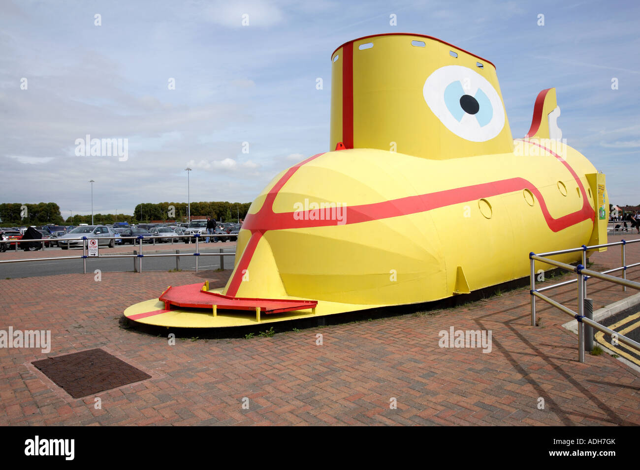Gelben u-Boot vor John Lennon Airport in Liverpool, Lied von Ringo Starr aus dem Album "Revolver" geparkt Stockfoto