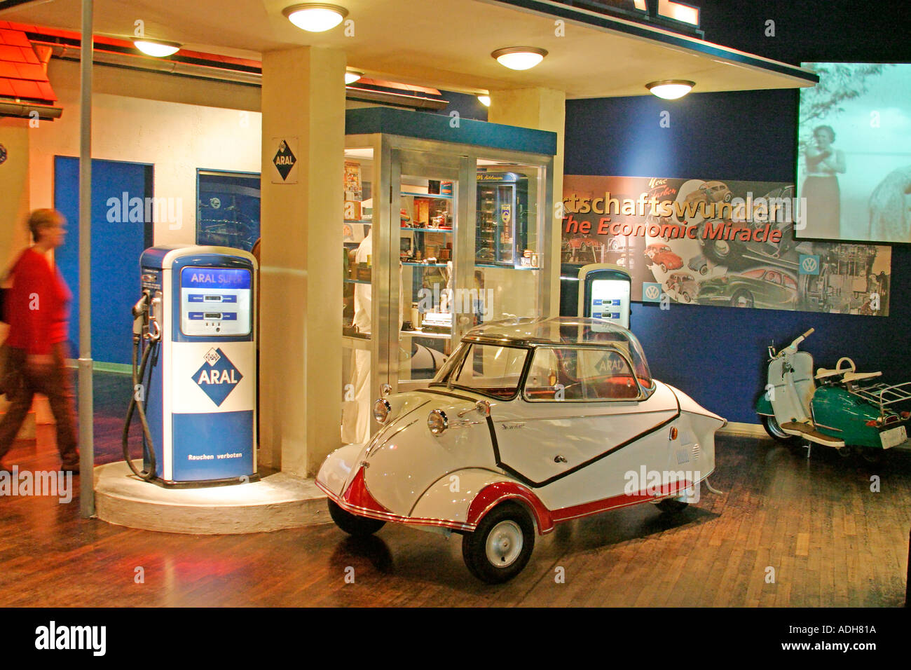 Deutschland Wolfsburg Autostadt Auto von Volkswagen AG Stadtmuseum  fünfziger Jahre Messerschmitt Kabinen Roller Aral-Tankstelle 1950  Stockfotografie - Alamy