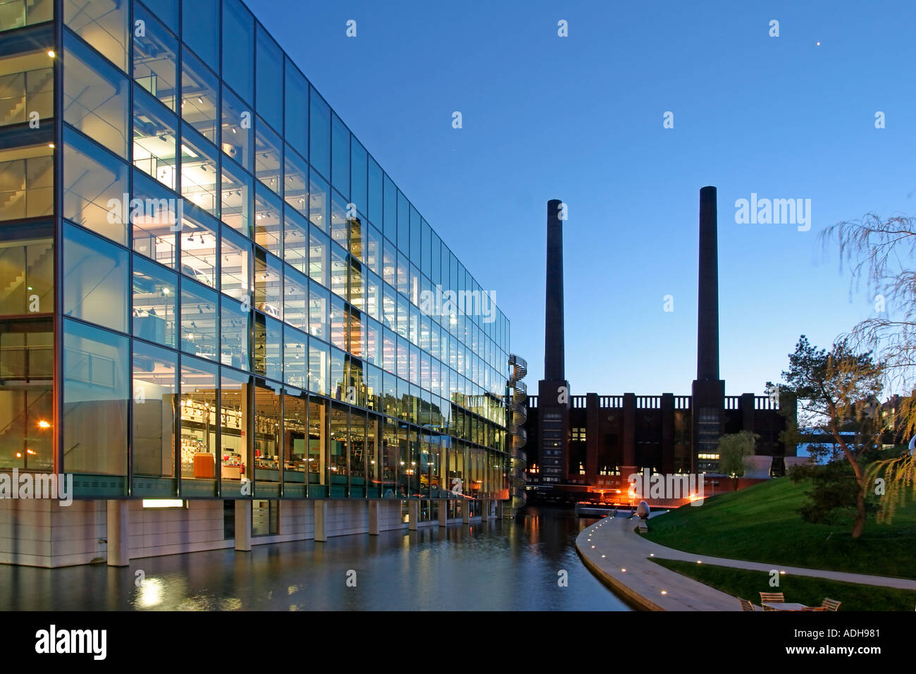 Deutschland Hannover Volkswagen AG Eindunkeln Auto Stadt Autostadt Schornsteine Autofabrik Stockfoto