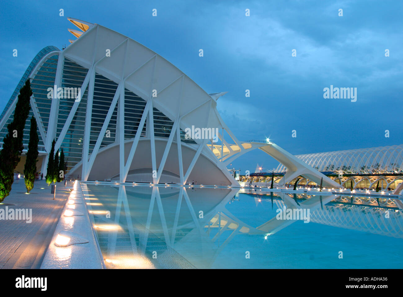 Spanien-Valencia-Stadt der Wissenschaften und Künste vom Architekten Santiago Calatrava-Twilight-Museum der Wissenschaften in der Nacht Stockfoto