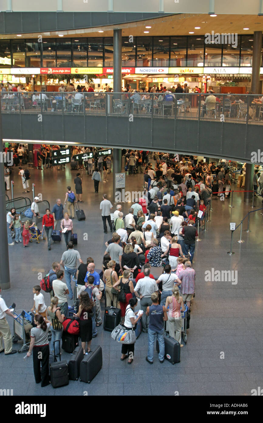 Schweiz-Zürich Flughafen Terminal C Einchecken drängten sich Menschen Stockfoto