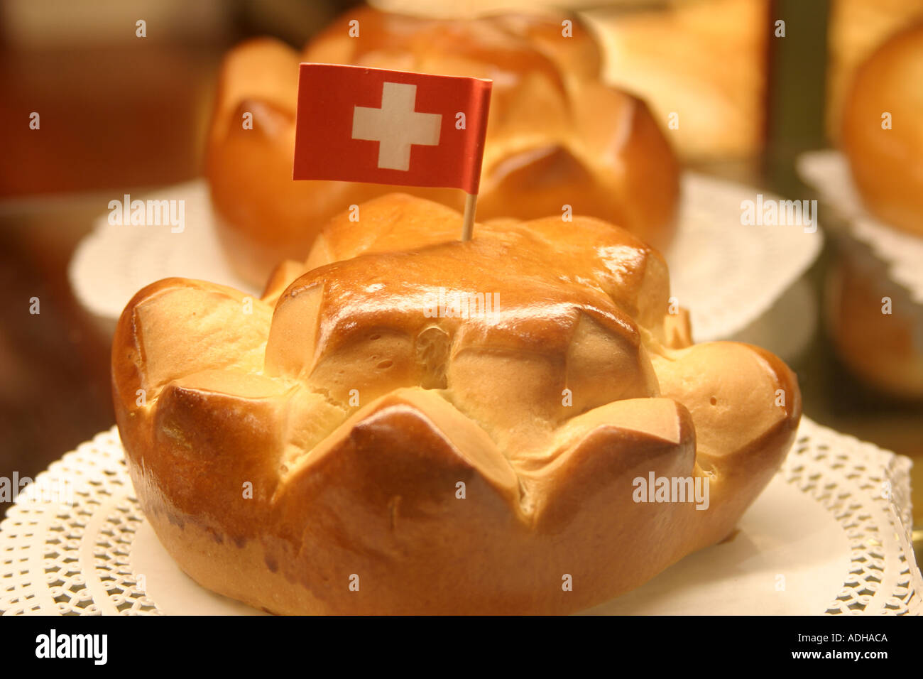Schweiz Zürich 1 August nationale Feiertage Gebäck aus Confiserie Sprüngli mit Schweizer Flagge Stockfoto