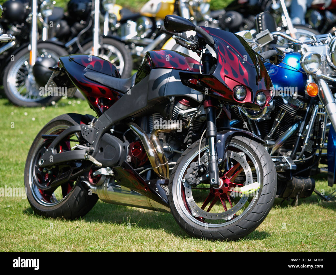 Schwarz mit roten Flammen Lackierung, die maßgeschneiderte Buell Harley Davidson engined Sport Motorrad Breda Niederlande Stockfoto