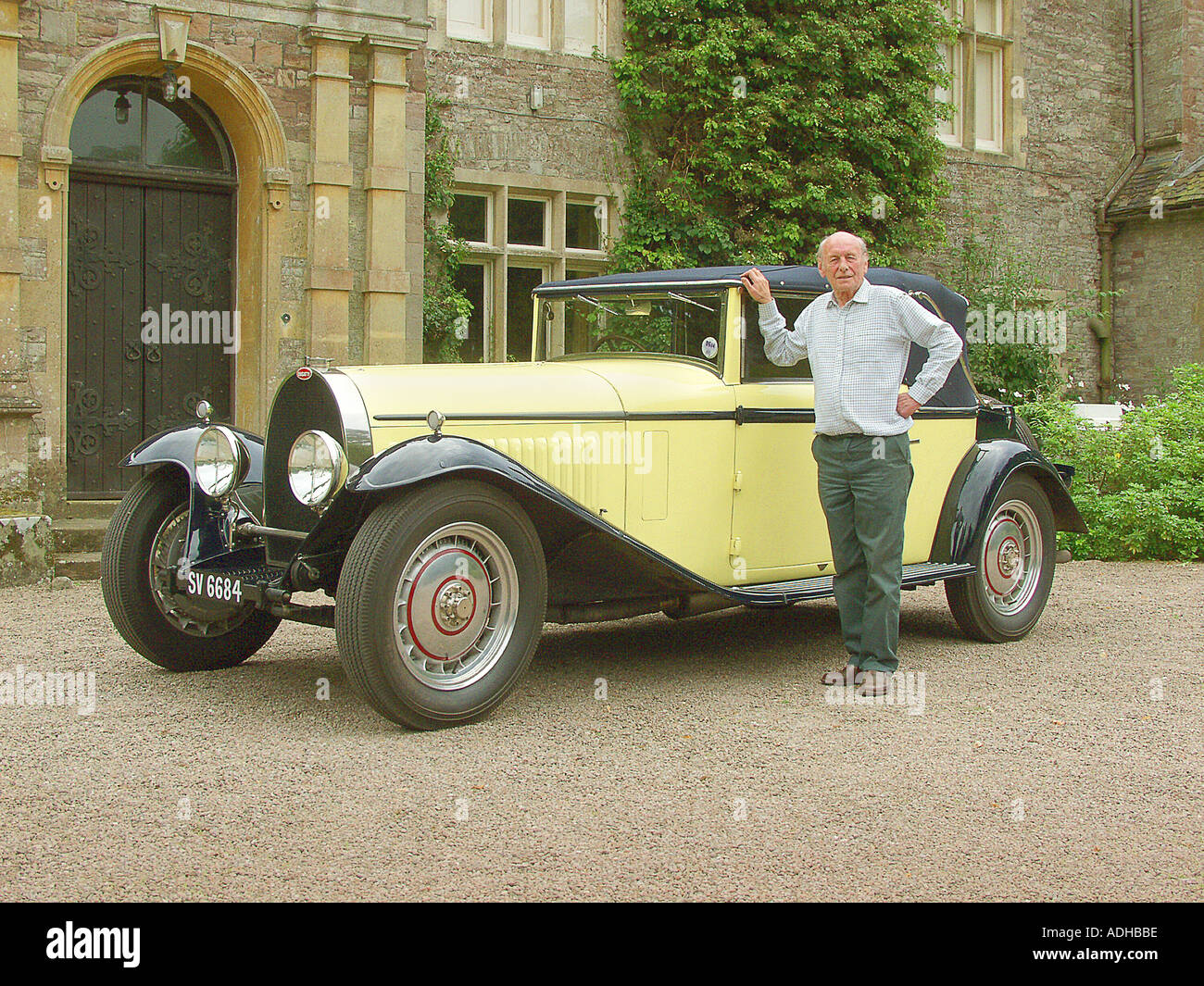 Lord Raglan mit seinem Bugatti Oldtimer Stockfoto