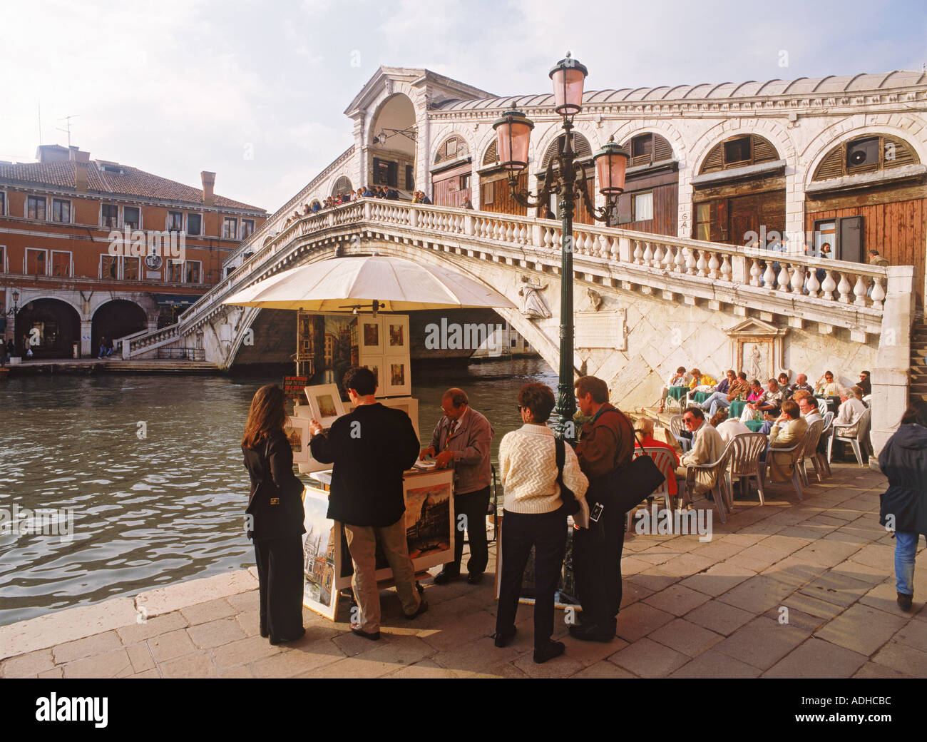 Cafe und Touristen am Canal Grande Rialto Brücke in Venedig Stockfoto