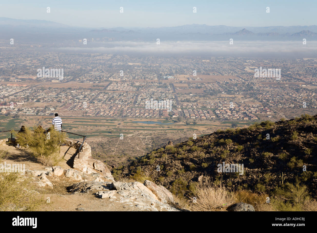 Familie betrachten von Phoenix Arizona aus South Mountain Aussichtspunkt Stockfoto