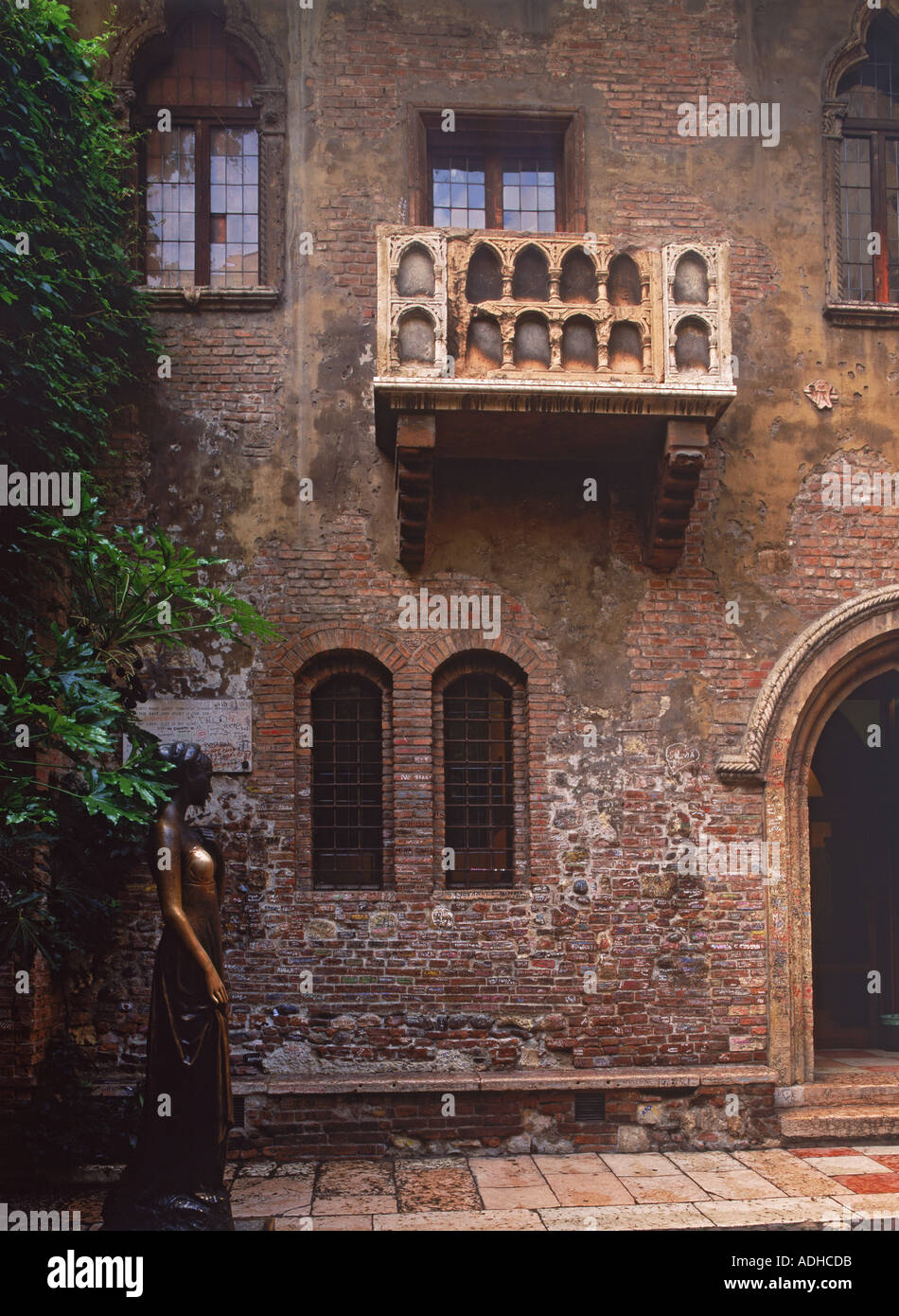 Innenhof des Juliet s Haus mit Giulietta-Statue in Verona Stockfoto