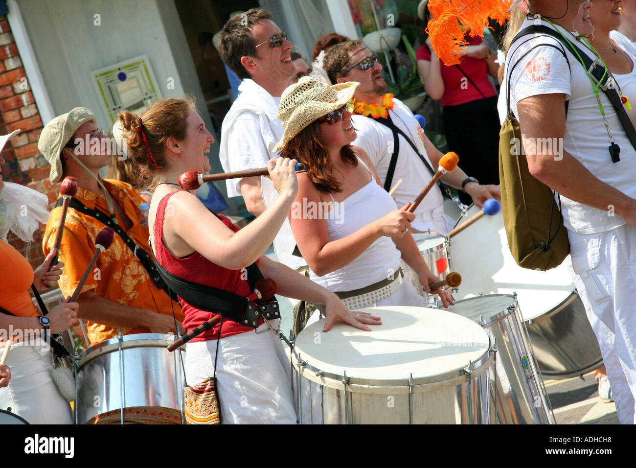 Samba, Trommeln an der Cowley Straße Karneval Oxford UK Stockfoto