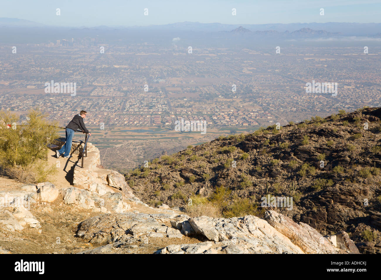Teenager-Jungen Blick auf Phoenix Vororten aus Dobbins Lookout am South Mountain Stockfoto