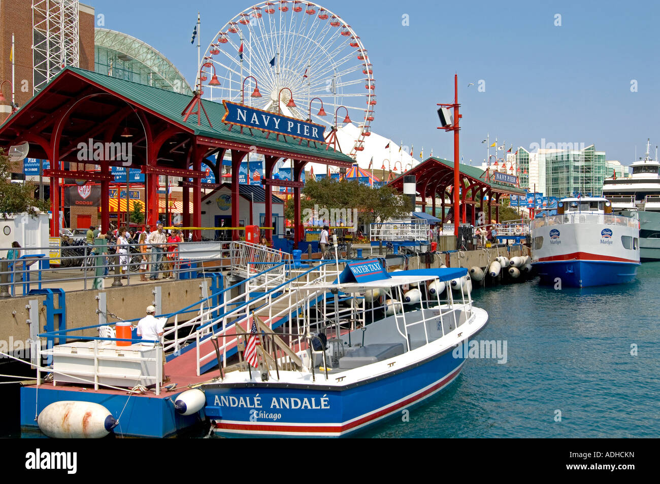 Wasser Taxi & Ausflugsboote / Chicagos Navy Pier / #1 touristische Destination. Stockfoto