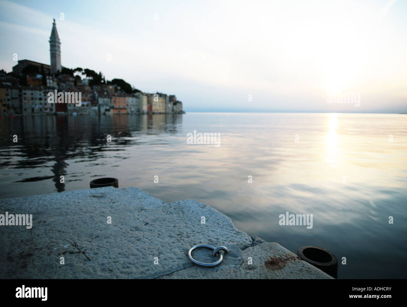 Ring am Hafen Kai mit Rovinj im Hintergrund anlegen Stockfoto
