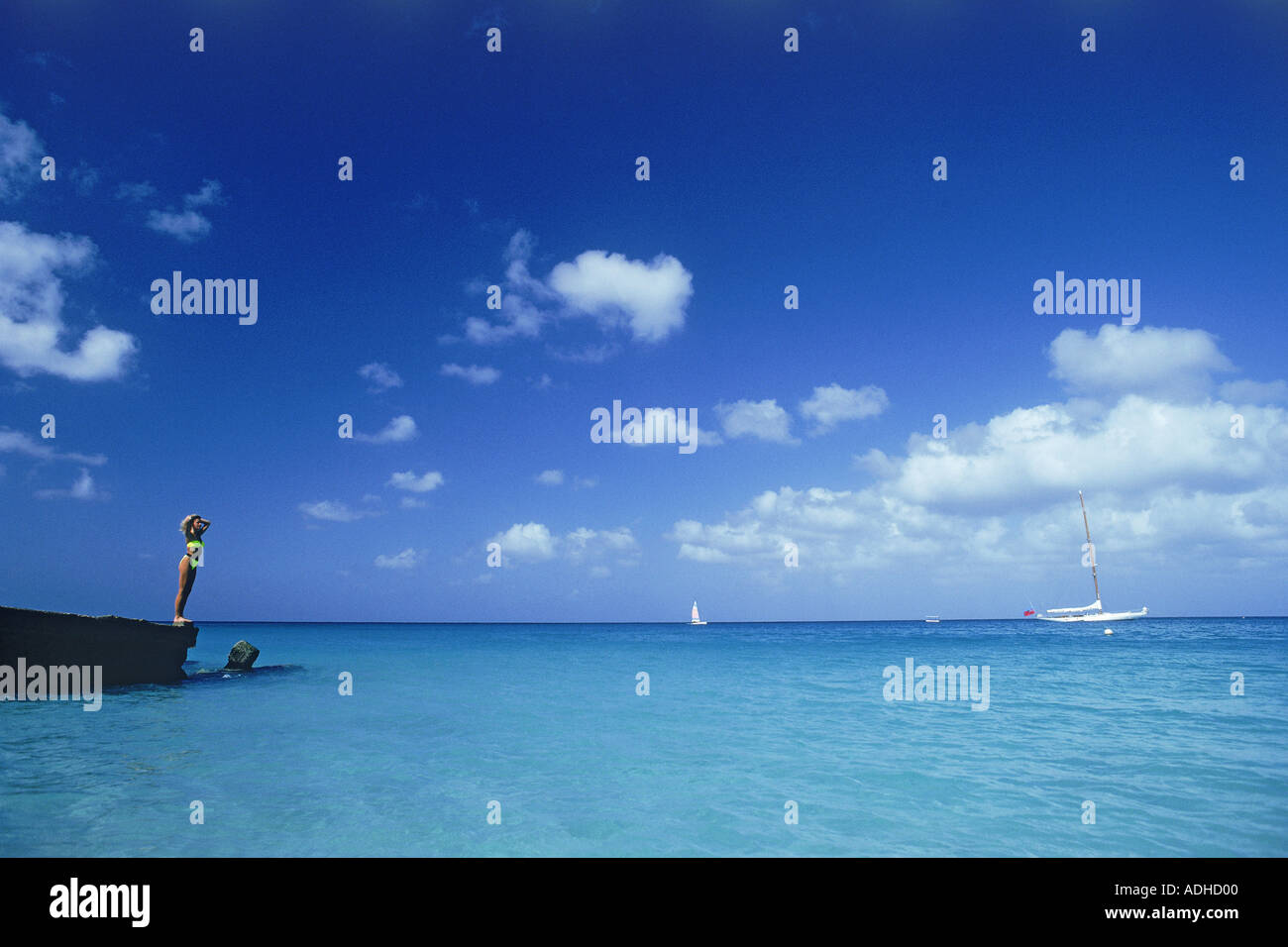 Frau am Pier in Glitter Bay auf Barbados Stockfoto