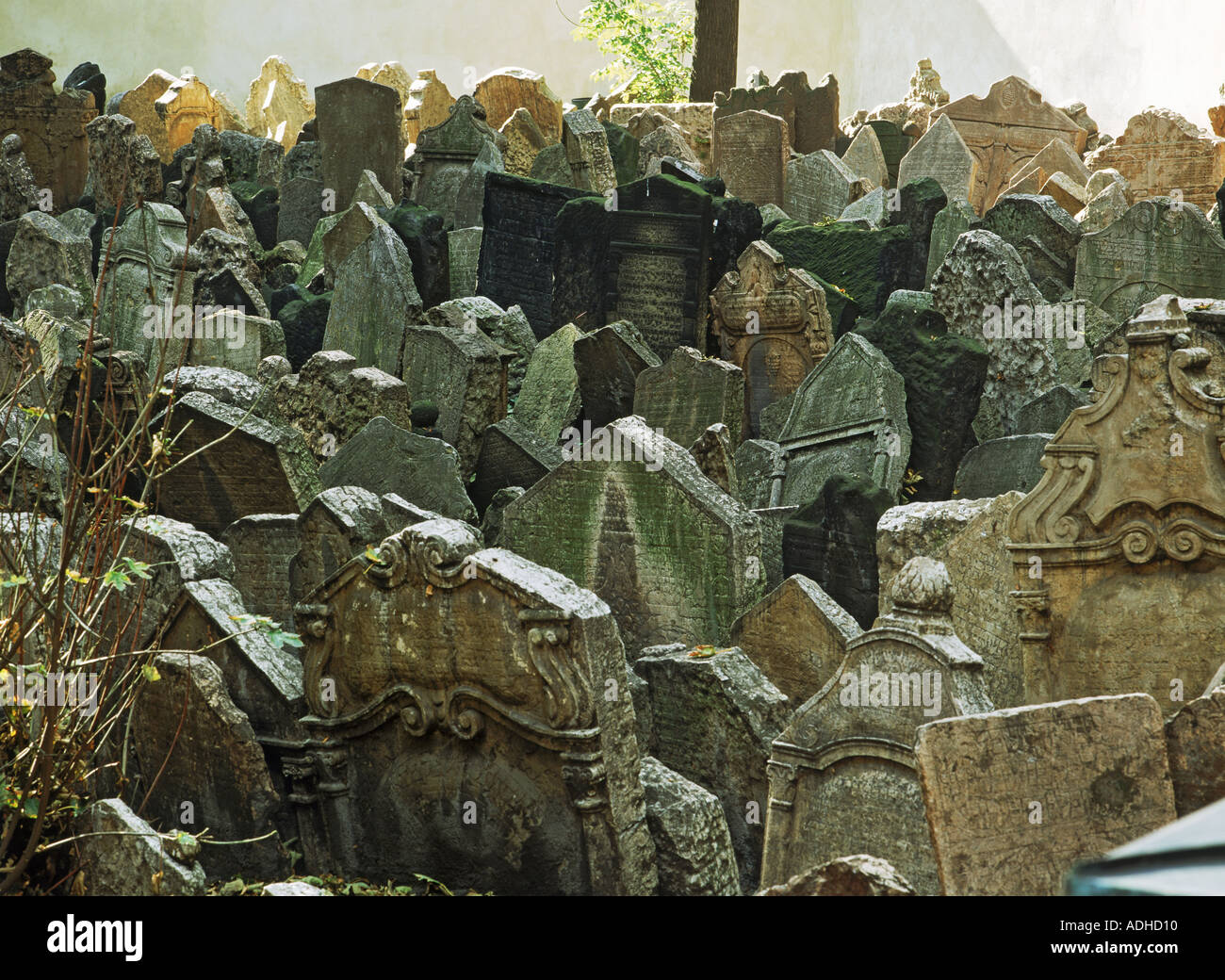 Alter jüdischer Friedhof im jüdischen Viertel von Prag Stockfoto