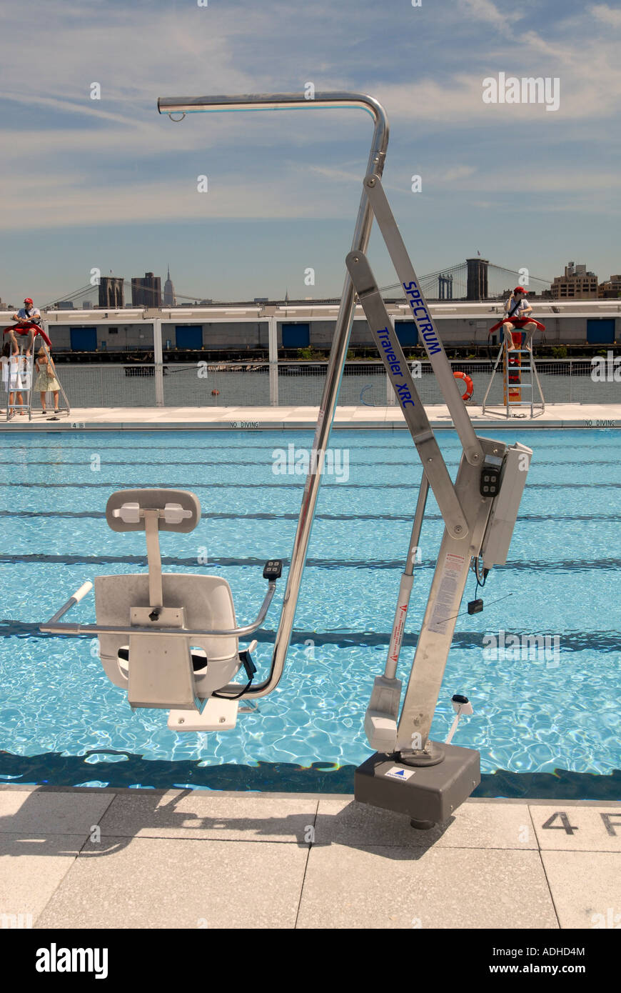 Behindertengerechter Zugang in schwimmendes Schwimmbad vertäut am Brooklyn Wasser heben Stockfoto
