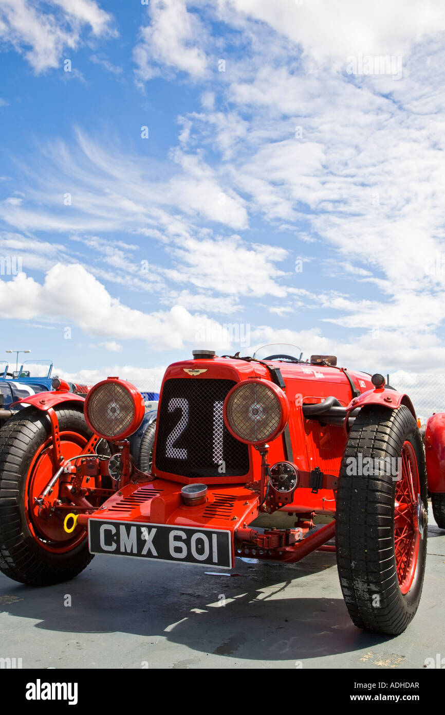 Schöne Nahaufnahme eines markanten roten Aston Martin Racing Oldtimers in Halle Zustand unter blauem Himmel. Stockfoto