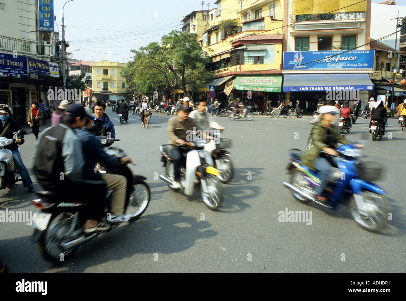 Beschäftigt Motorrad Verkehr an der Kreuzung der Dinh Tien Hoang Hang Dao und Cau gehen Straßen, Altstadt in Hanoi, Vietnam Stockfoto