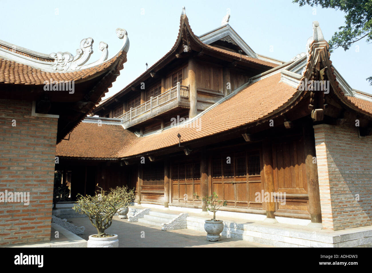 Holz und geflieste Gebäude des Dai Thanh Heiligtum, Tempel der Literatur, Van Mieu Pagode Dong Da District, Hanoi, Vietnam Stockfoto