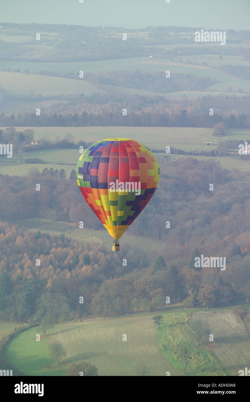 Luftaufnahme von einem Heißluftballon im Flug Stockfoto