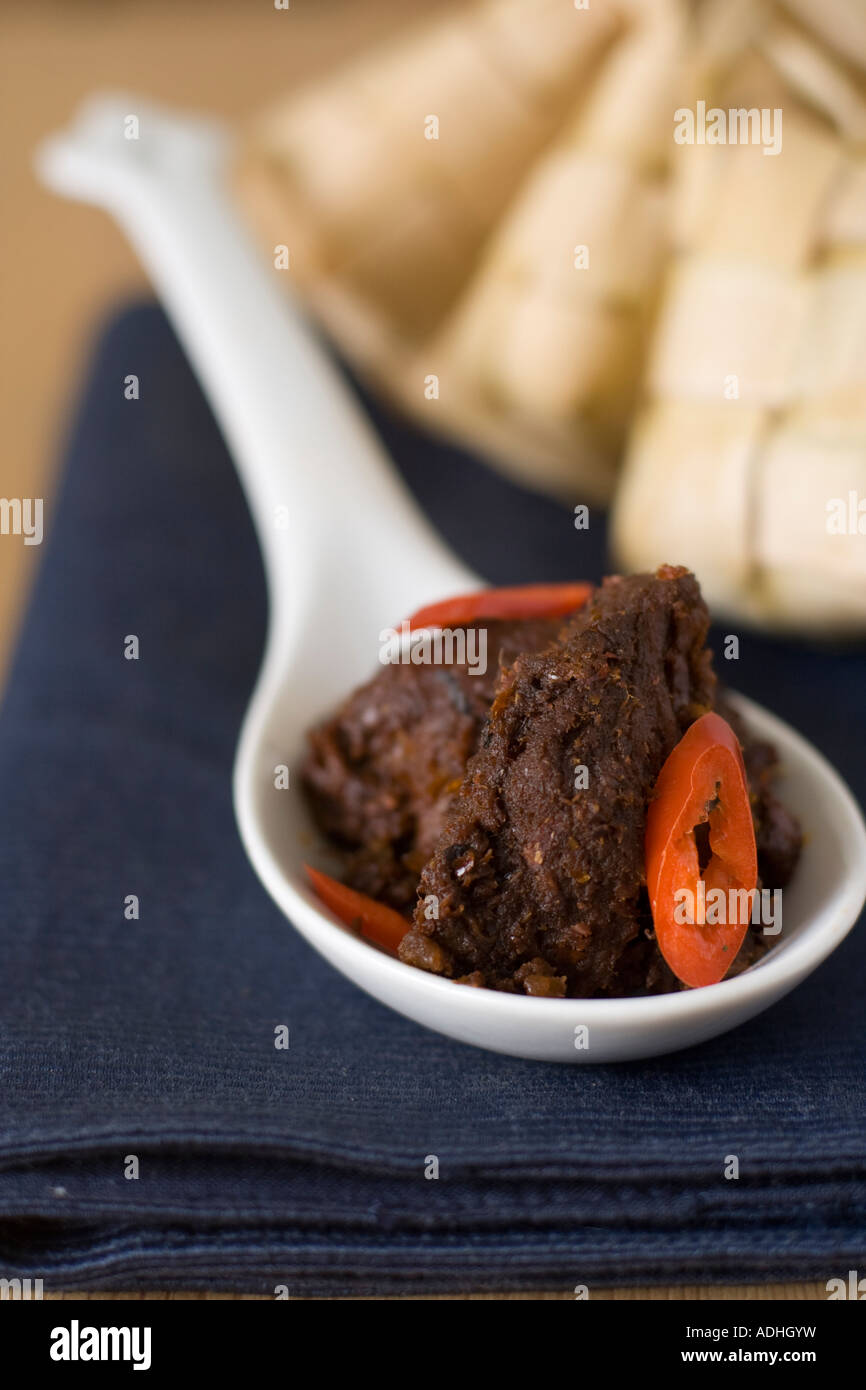 Rendang Malay Rindfleisch curry mit Ketupat Klebreis Kuchen in Palm oder Banan Blätter gewickelt Stockfoto
