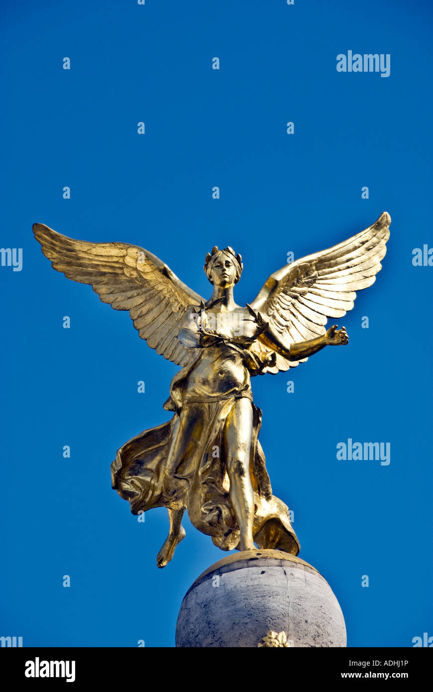 Reims Frankreich, öffentliche Denkmäler 'Sube Fountain' Detail Top Golden Angel Statue 'Place Drouet d'Erlon' Kunstskulptur weibliche Figur, Kunst im Freien Stockfoto