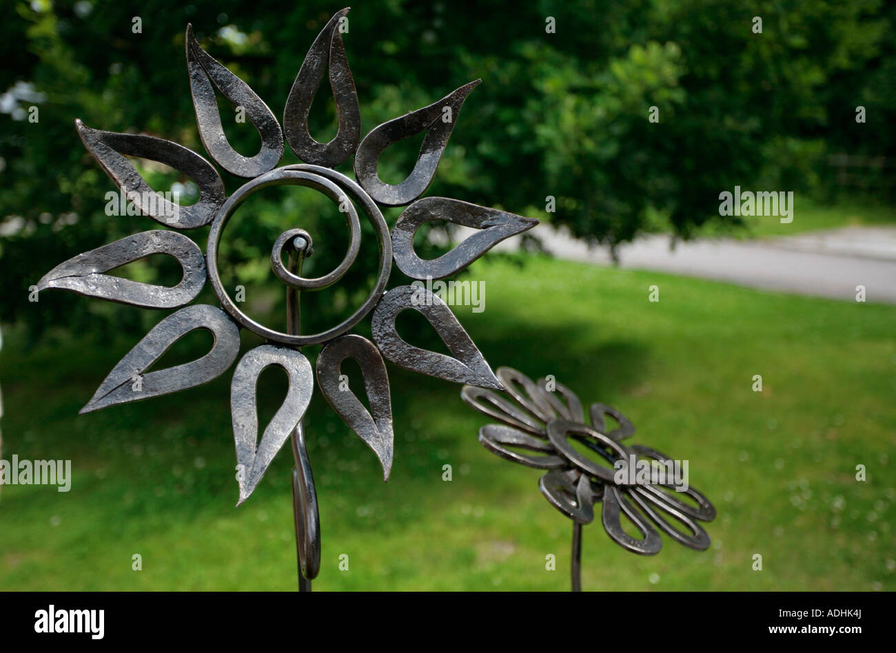 Dekorative, handgefertigte, schwarze Arbeitsblumen aus Schmiedeeisen Stockfoto