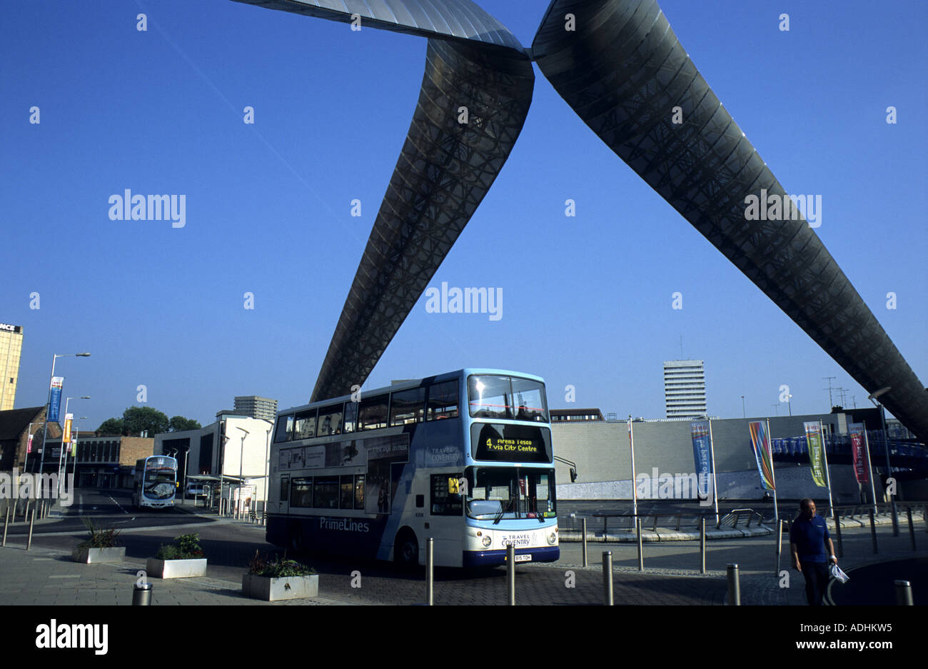 Reisen Sie Coventry Bus unter Whittle Bogen im Millennium Hotel, Coventry, West Midlands, England, UK Stockfoto