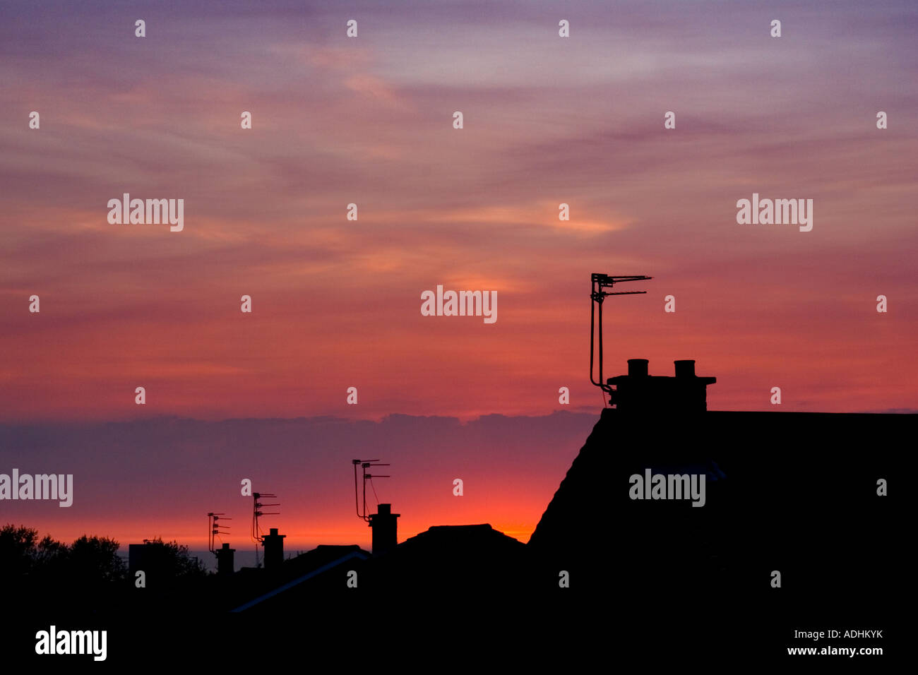 Horizontale / Landschaft Foto Silhouetted Dächer gegen einen warmen Sonnenuntergang in Liverpool Stockfoto