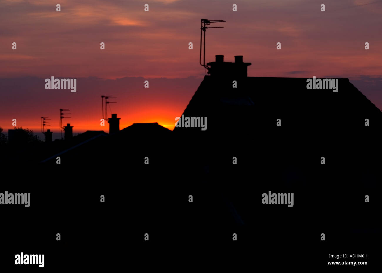 Horizontale / Landschaft Foto Silhouetted Dächer gegen einen warmen Sonnenuntergang in Liverpool Stockfoto