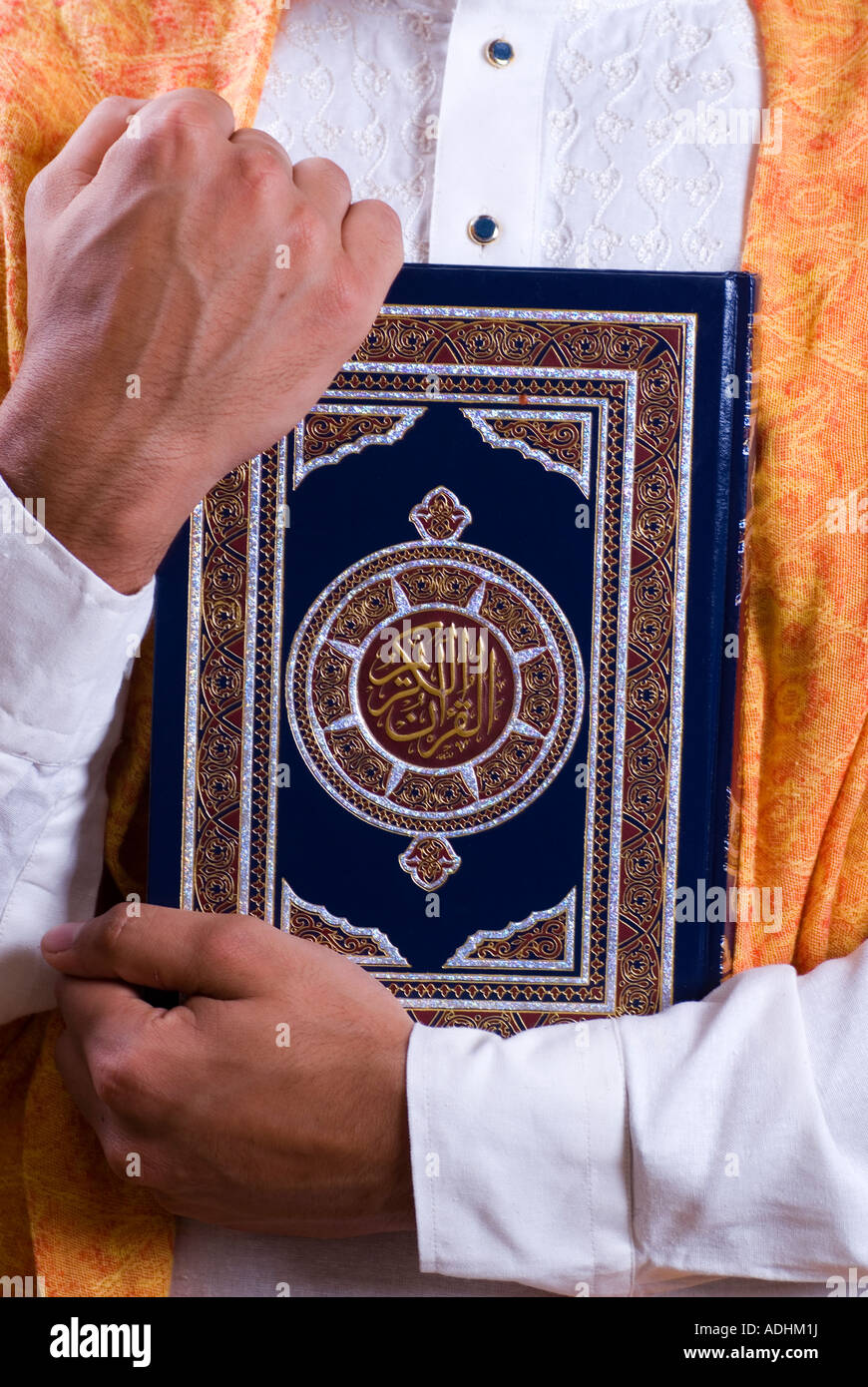 Mann, der Koran hält Stockfoto