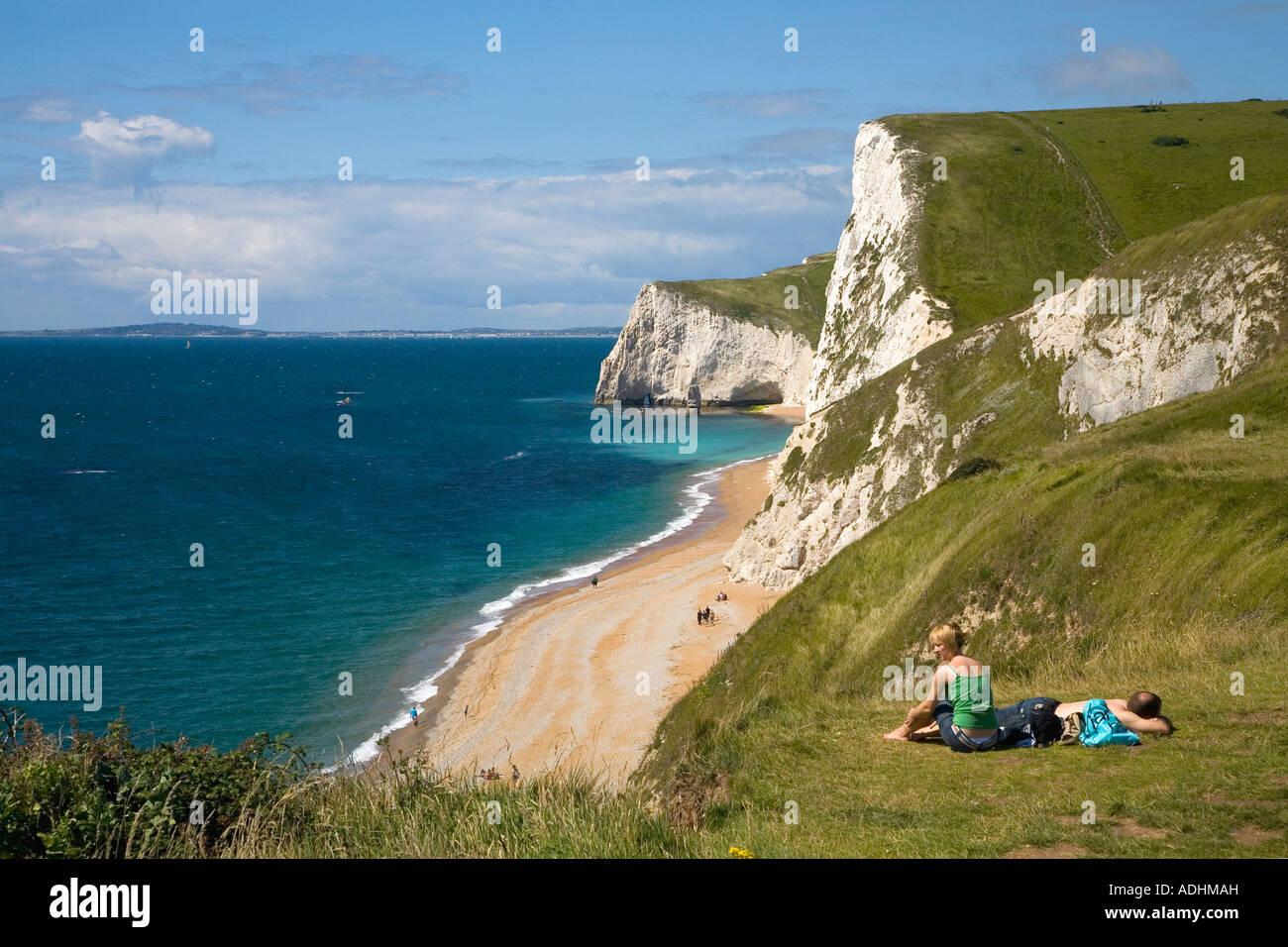 Coastal Fußweg auf Durdle Door Blick auf Fledermäuse Kopf und Swyre Head an sonnigen Sommertag Dorset England UK GB Stockfoto