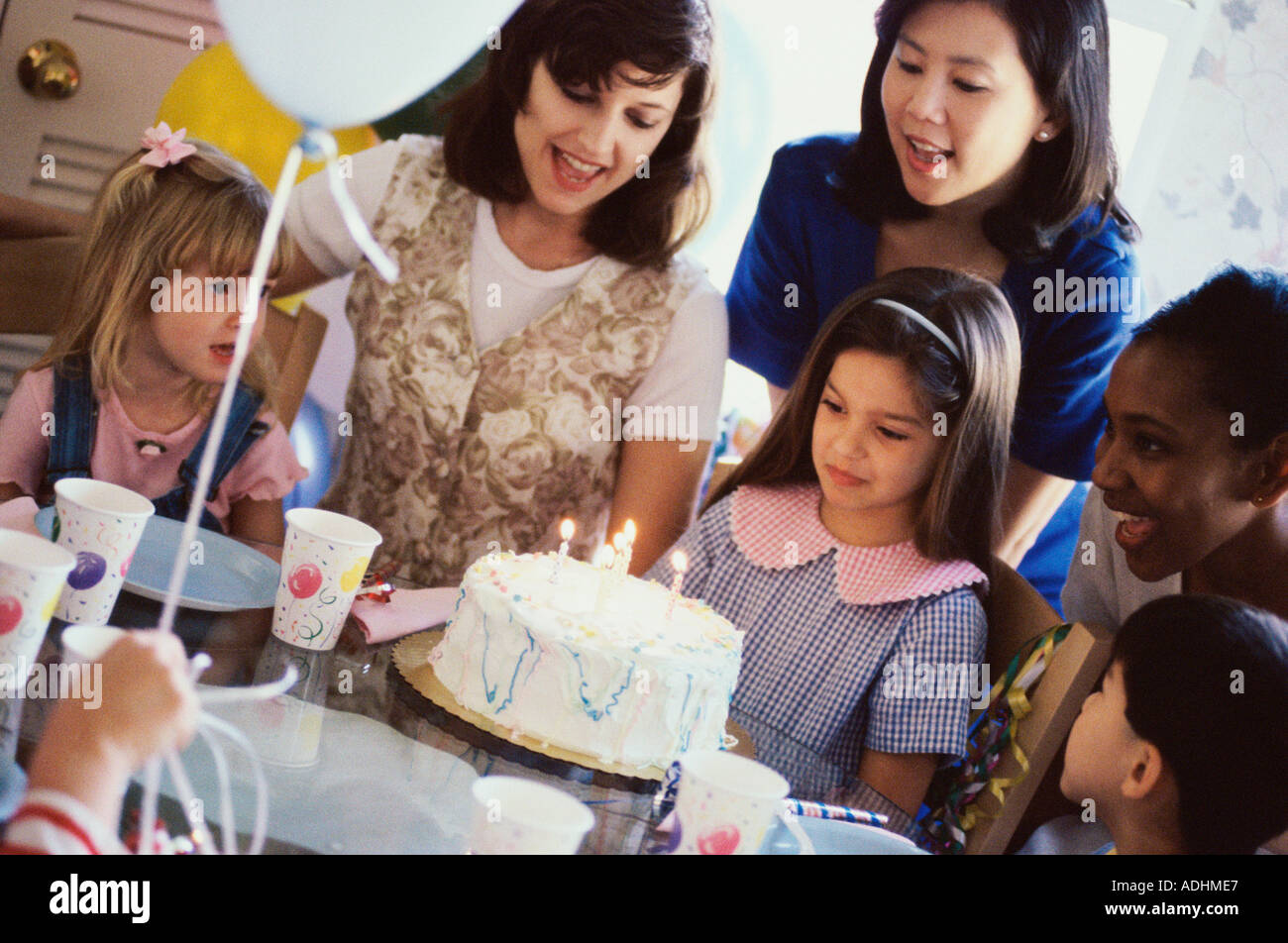 Gruppe von Kindern und ihren Eltern bei einer Geburtstagsparty Stockfoto