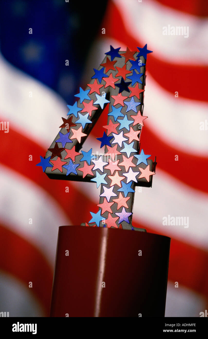 Nummer vier bedeckt mit Sternen und die amerikanische Flagge im Hintergrund Stockfoto