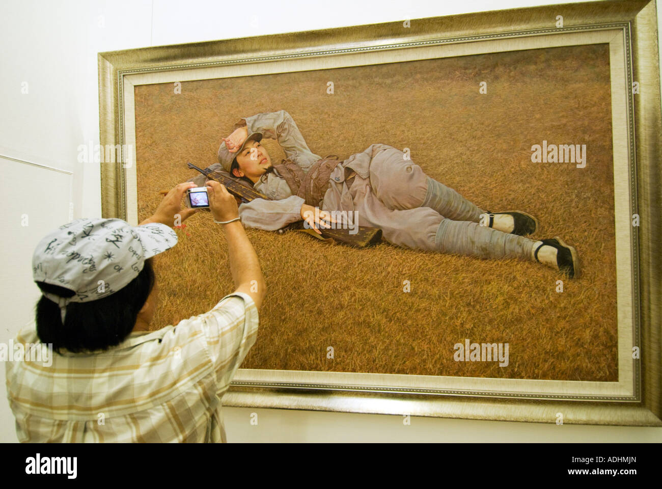 Gemälde von liegend PLA Soldatin im National Art Museum of China in Peking 2007 Stockfoto