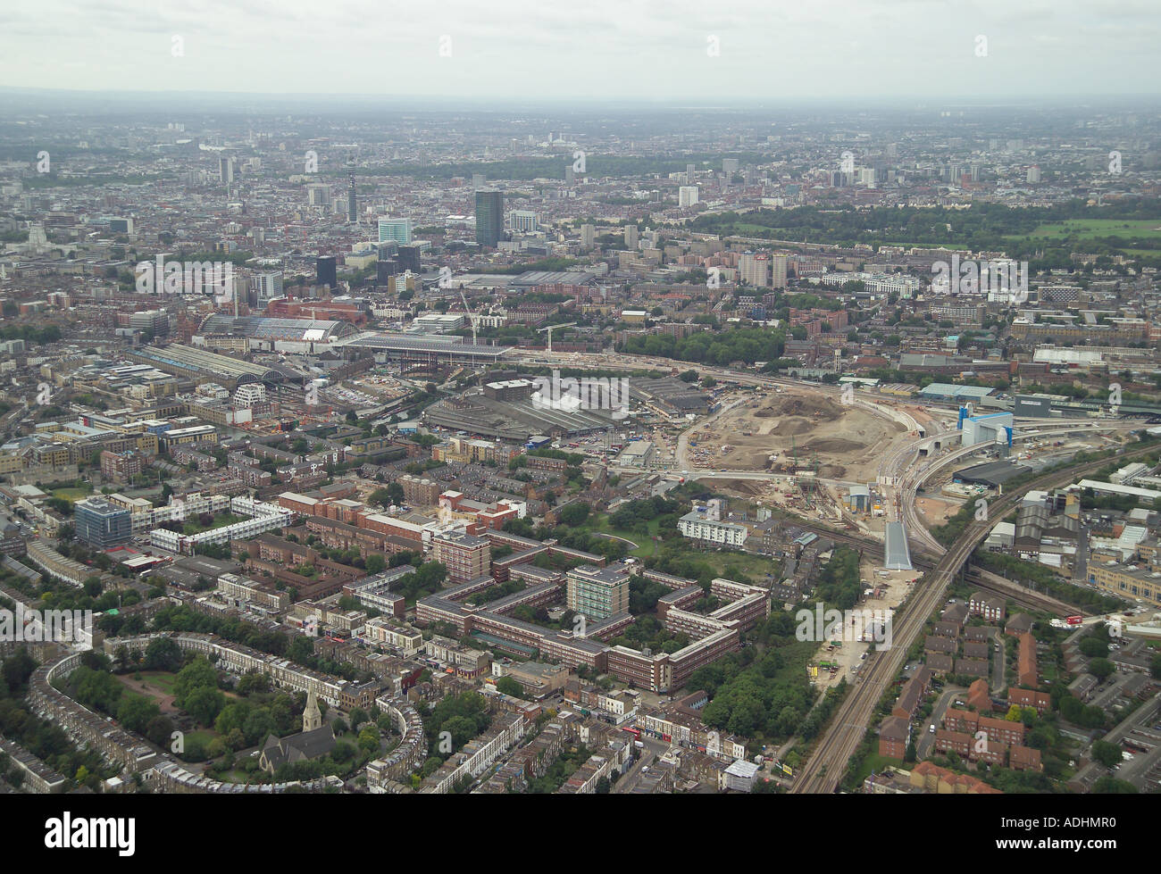 Luftbild von der Entwicklung im Norden von Kings Cross Station in London mit Thornhill Square im Vordergrund Stockfoto