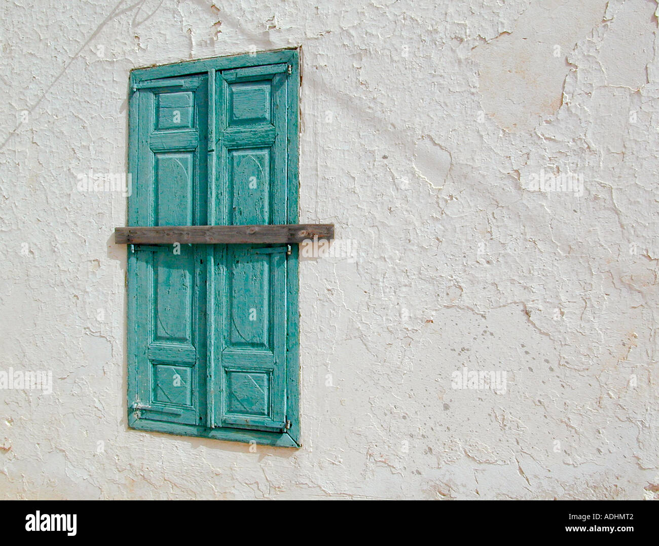 Abstrakte griechischen Grafikfenster Fotos gegen eine in einem weißen Mauern Gebäude weit verbreitet auf den griechischen Inseln-grün Stockfoto