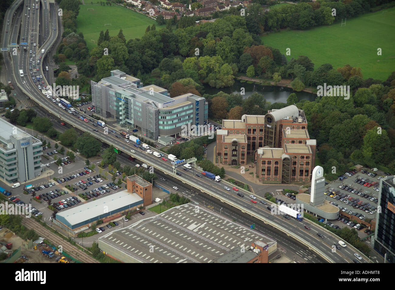 Luftaufnahme des EMC-Turms und Blick auf den Park in Brentford mit Blick auf die M4, Gunnersbury Park und der Great West Road Stockfoto