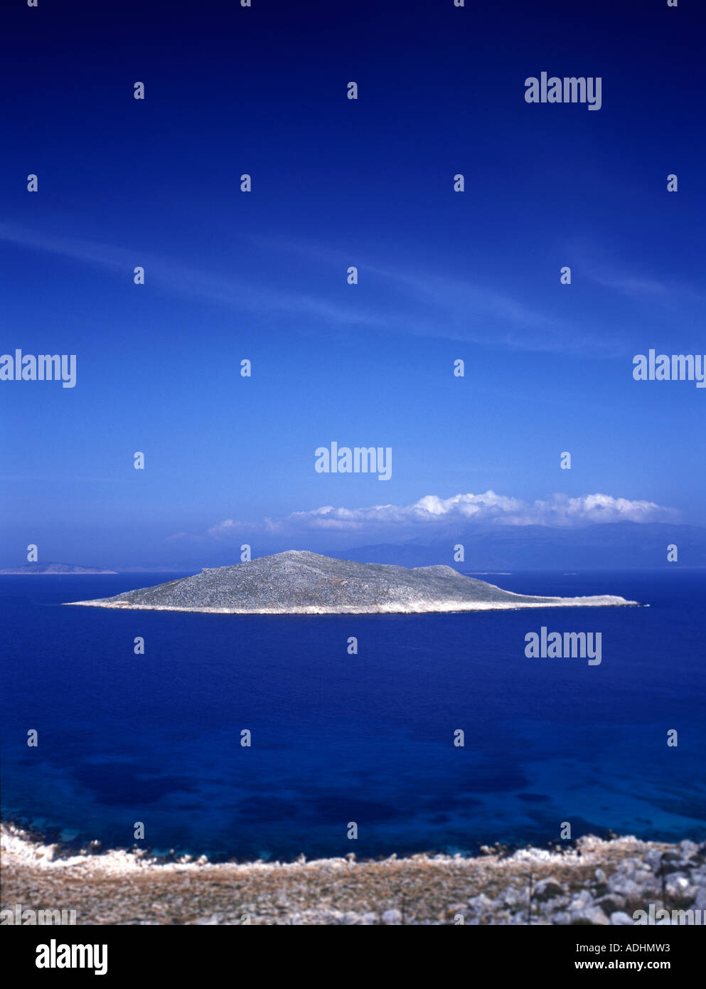 Rhodos in der Ferne gegen ein blaues Meer und Himmel Stockfoto