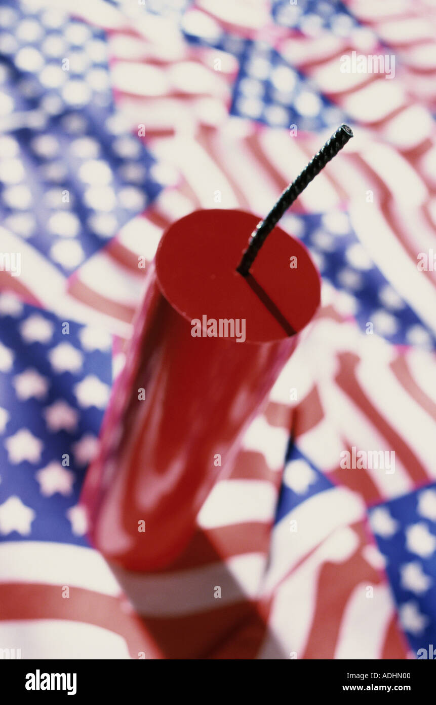Nahaufnahme von einem Feuerwerkskörper auf amerikanische Flaggen Stockfoto