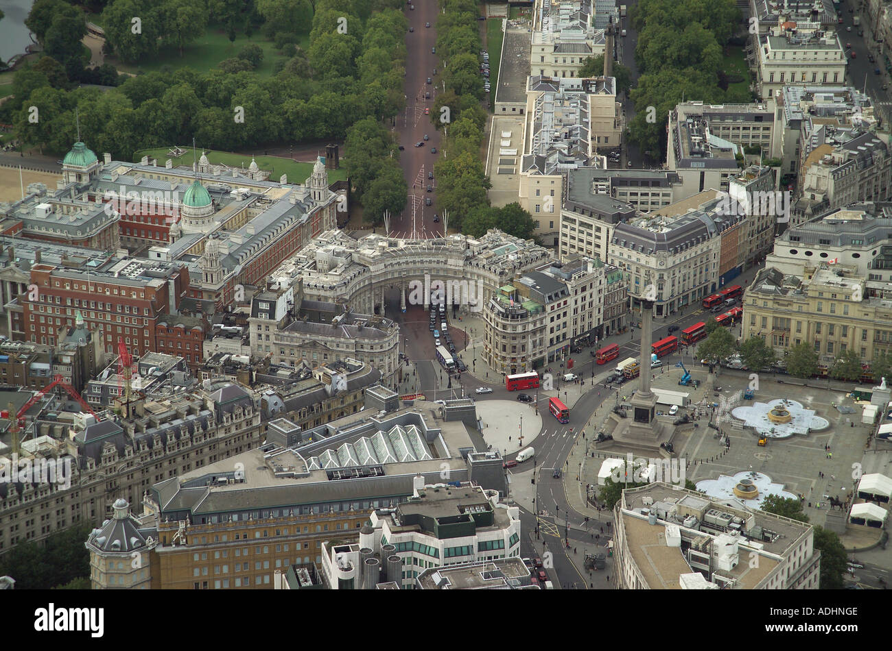 Luftaufnahme der Admiralty Arch und Nelson Säule auf dem Trafalgar Square in London. Auch kennzeichnend der erste Seelord Residenz Stockfoto