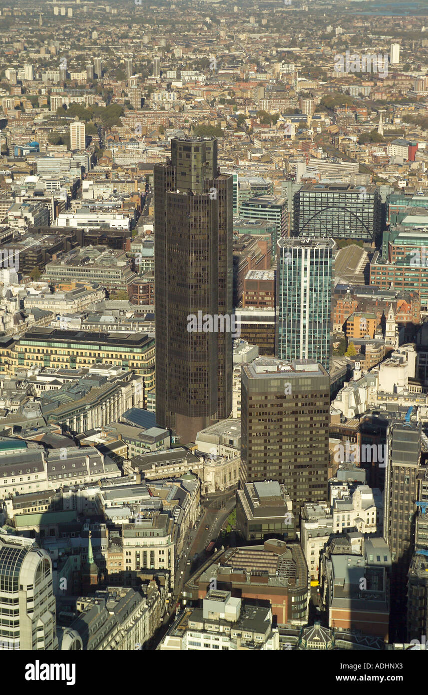 Luftaufnahme des Tower 42 auf Old Broad Street in der City of London. Es hieß früher Nat Westturm Stockfoto Luftaufnahme des Tower 42 auf Old Broad Street in der City of London. Es hieß früher Nat Westturm Stockfoto