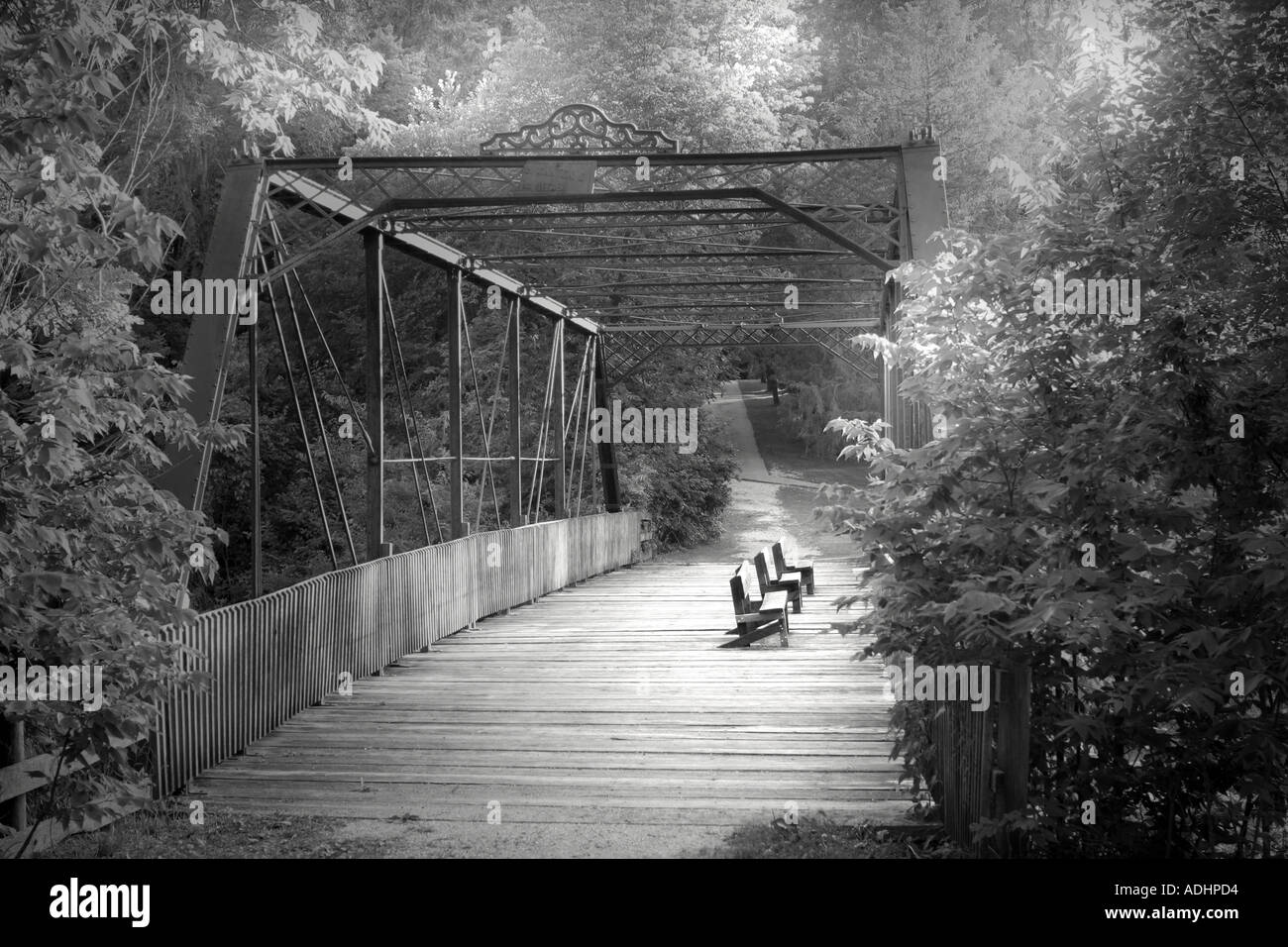 drei Holzbänken auf 19. Jahrhundert Brücke über den Fluss in Muscatine County Iowa Usa Muscatine county ia 20 Juli Stockfoto