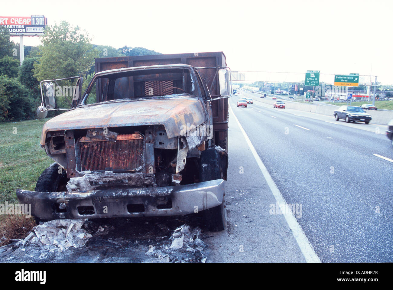 Wrack auf der Autobahn ausgebrannt. Verkehrsrisiko. Missouri State Highway Patrol, St. Louis, USA. Stockfoto