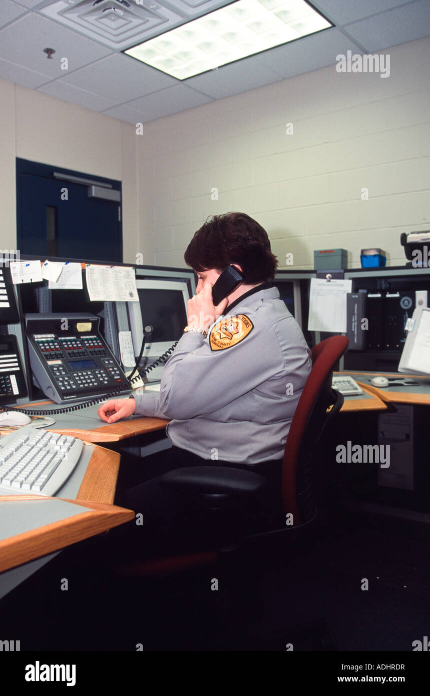 Dispatch bei ländlichen Sheriff Office in Nebraska, USA. Dispatcher 911 Anruf annehmen. Stockfoto