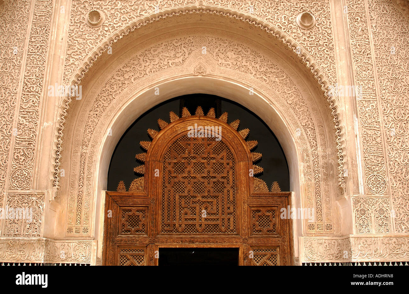 Bronzetür von Ben Youssef Medersa koranische Schule Maghreb Marrakesch Marokko Stockfoto