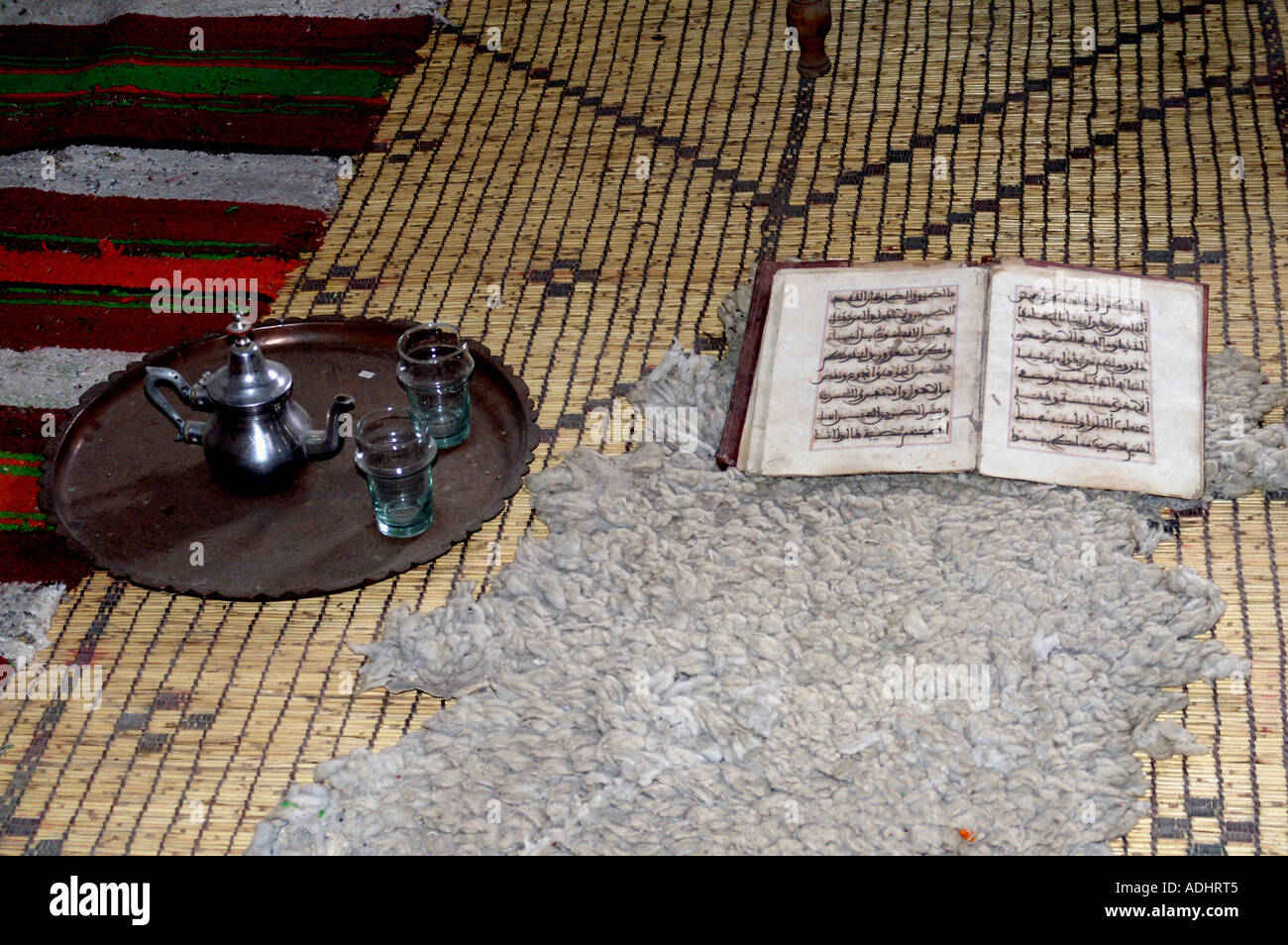 Koran im Gebet Arbeitszimmer Ben Youssef Medersa koranische Schule Maghreb Marrakesch Marokko Stockfoto