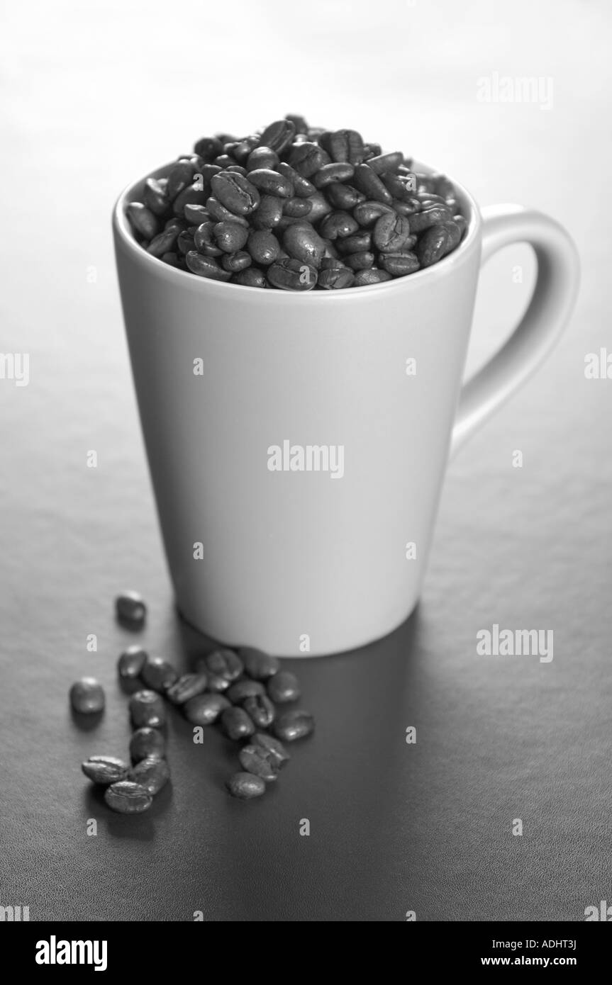 eine Tasse Kaffee Bohnen Stockfoto