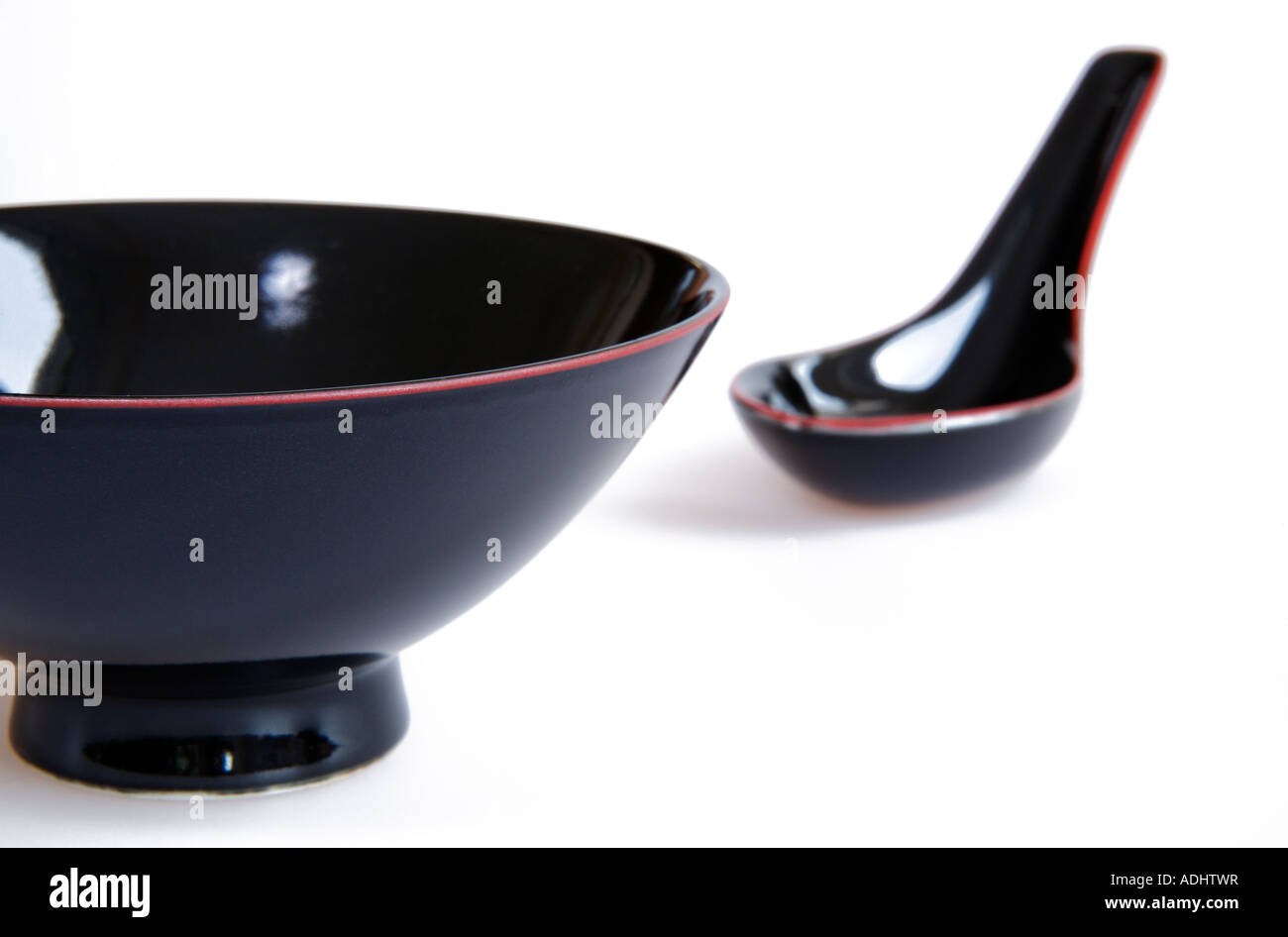 Leere schwarze japanische chinesische Nahrung Schüssel Suppenlöffel Stockfoto