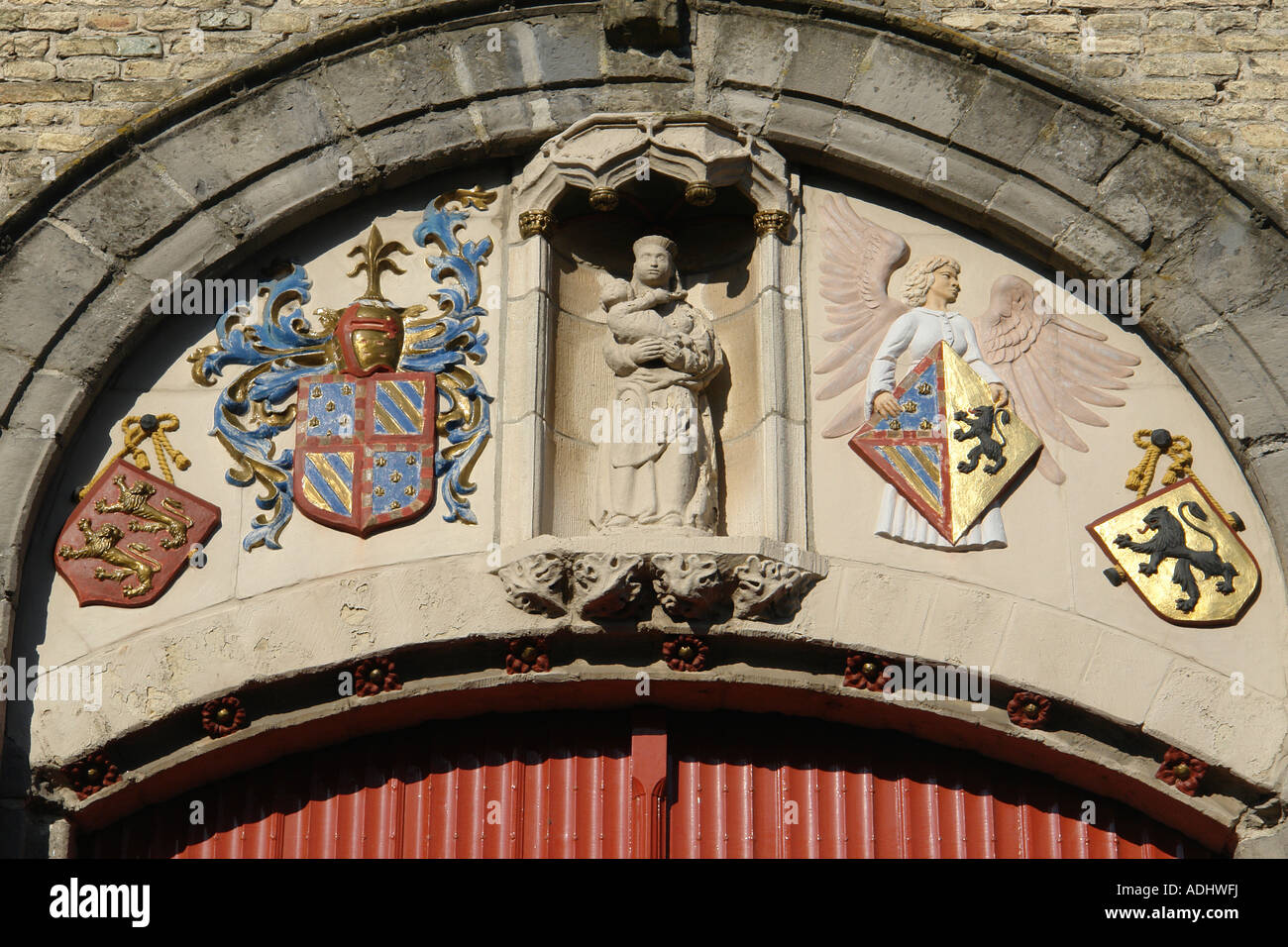 Wappen von Sluis, Eingangstür des Rathauses (Nederland) Stockfoto