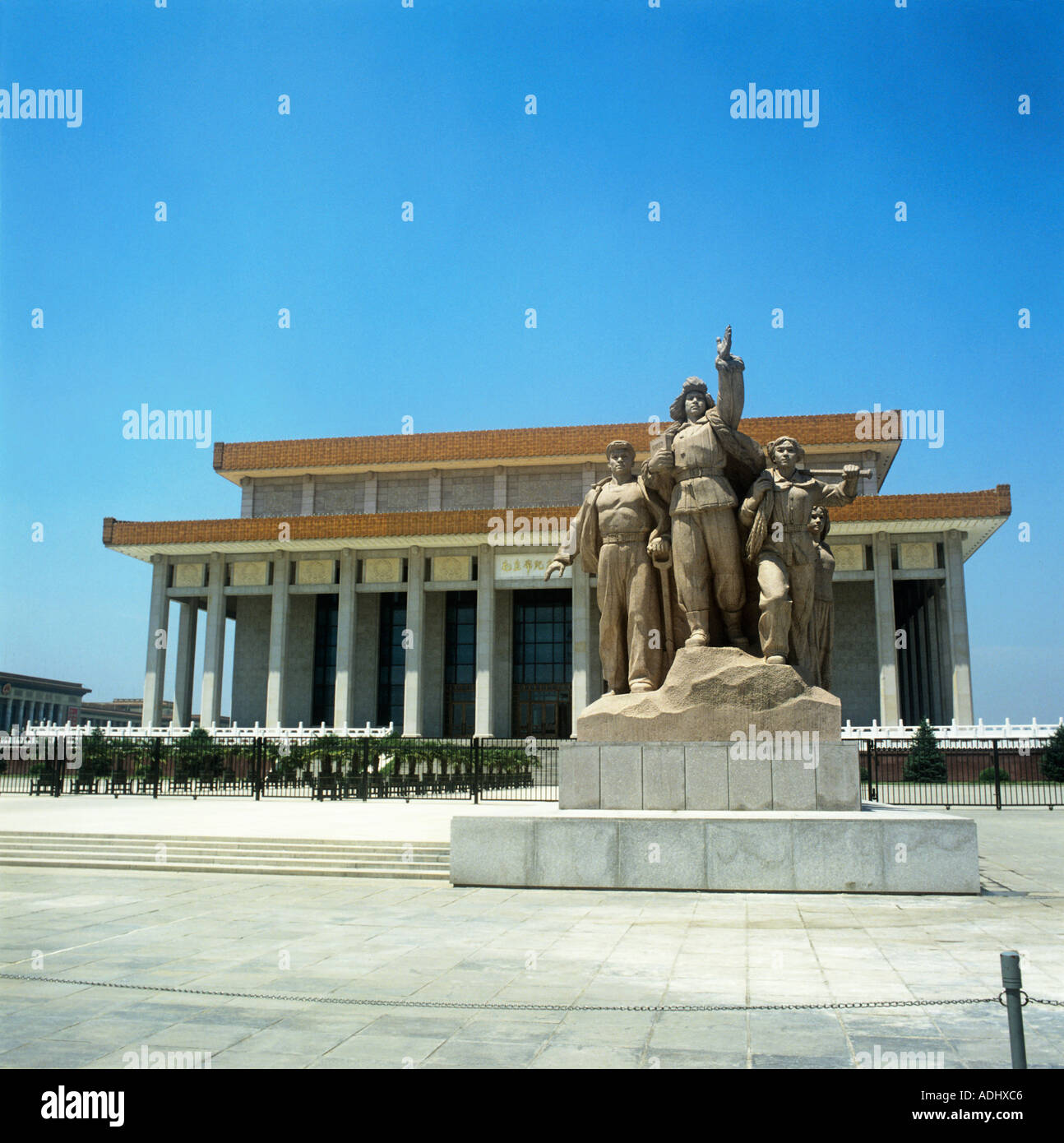 Peking Beijing ist das Grab von Mao Tse Tung eine moderne Skulptur zeigt Lady führt mit dem Buch gefolgt von Landarbeiter Stockfoto