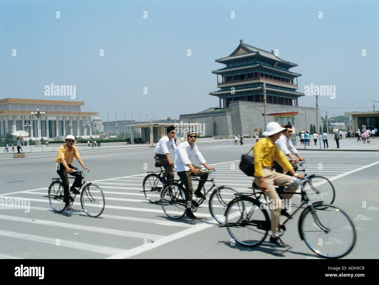 Peking Peking Radfahrer passieren ein Tor der Altstadt. Im Hintergrund das Grab von Mao Tse Tung Stockfoto